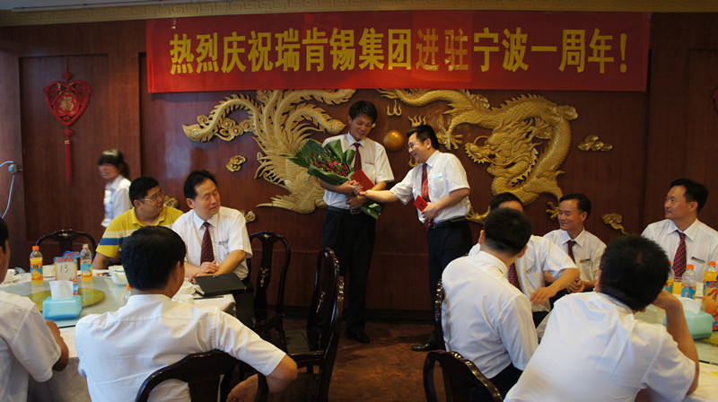 李总给立功者颁奖